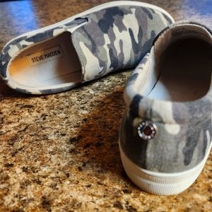 Steve Madden camouflage slip on